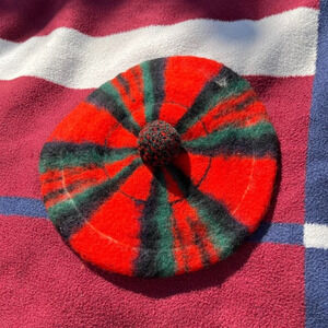 Vintage Royal Stewart red Beret Golf pompom hat
100% all wool 
Made in Scotland